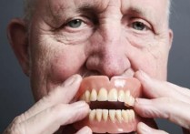 带了假牙要注意什么 老人戴假牙时需要注意哪些事情？又该如何清洗假牙？