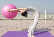 瘦身球瑜伽是什么 怎样练瑜伽球可以瘦身