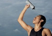 运动完为什么不能喝冰水 夏天剧烈运动后为什么不能喝冰水